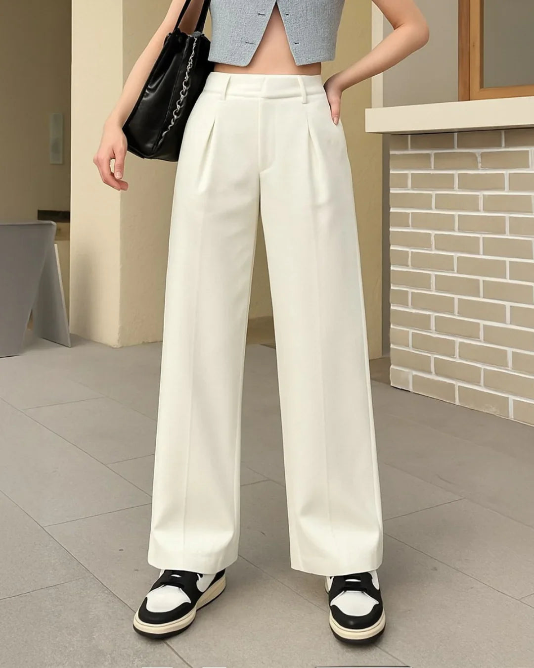 Mid Rise Solid Pocket Straight Leg Trousers In Off-White